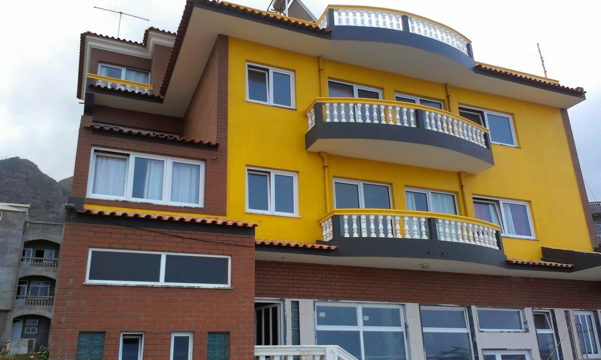 Residencial Sol Point Art Bed & Breakfast Ponta Do Sol Exterior photo